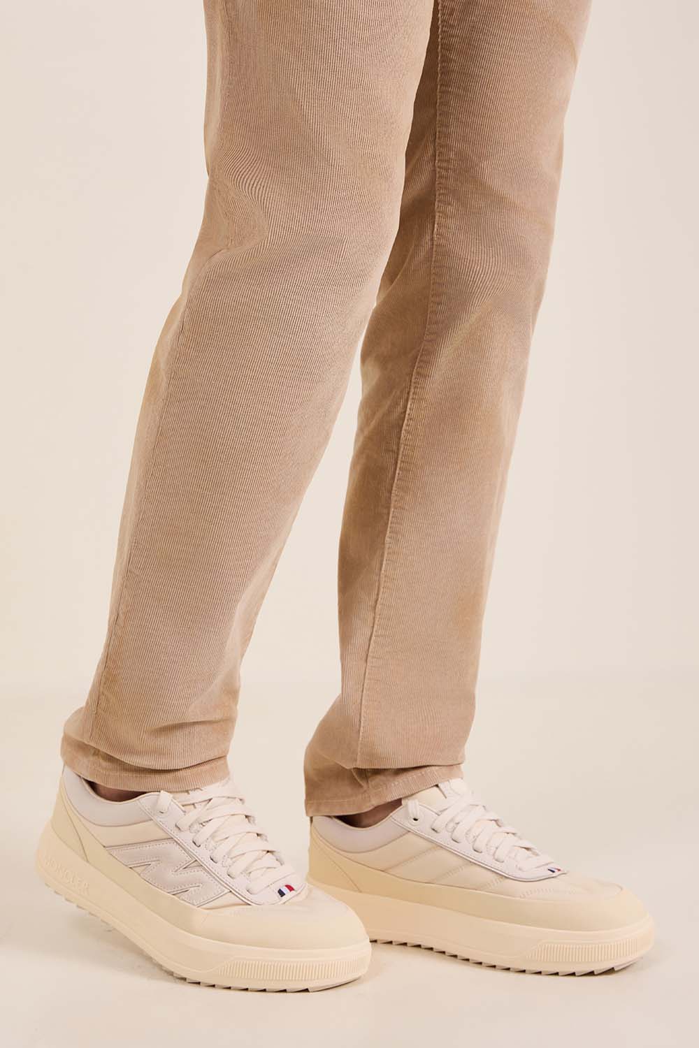 תמונת כל הלוק של נעלי סניקרס